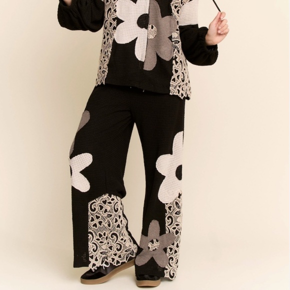 NEW Davi & Dani Waffle Knit Wide Leg Pants with Flower Patch & Lace Size L,M & S - Picture 2 of 8